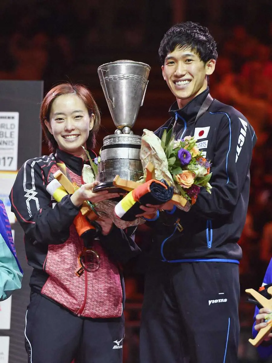 17年、世界選手権混合ダブルス決勝、48年ぶりの優勝を果たしトロフィーを手にする吉村真晴と石川佳純