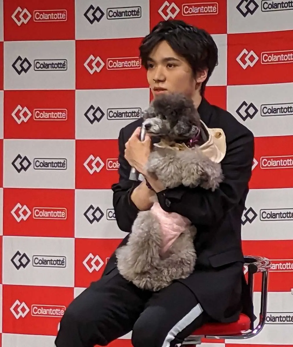 愛犬のエマちゃんを抱きかかえながら、トークする宇野昌磨