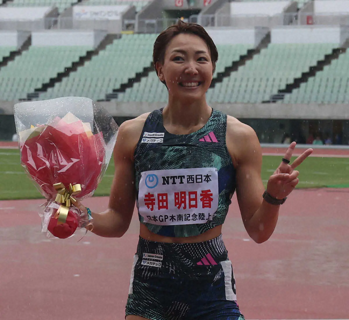女子100メートル障害、優勝し、笑顔を見せる寺田明日香（撮影・平嶋　理子）
