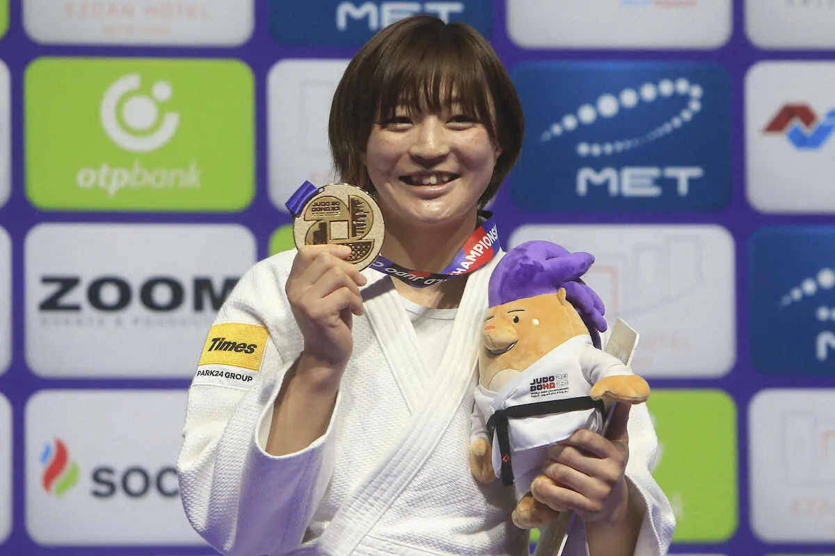 女子48㌔級の表彰式で金メダルを手に笑顔の角田（AP)