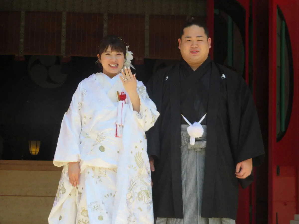 富岡八幡宮で挙式し錦富士と藤添静香さん　　　　　　　　　　　　　　　　　　　　　　　　　　　　　　　