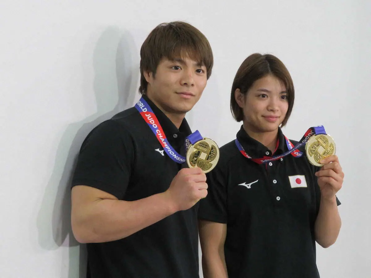 世界選手権で兄妹で2連覇を果たし、成田空港に帰国した阿部一二三（左）と妹の詩