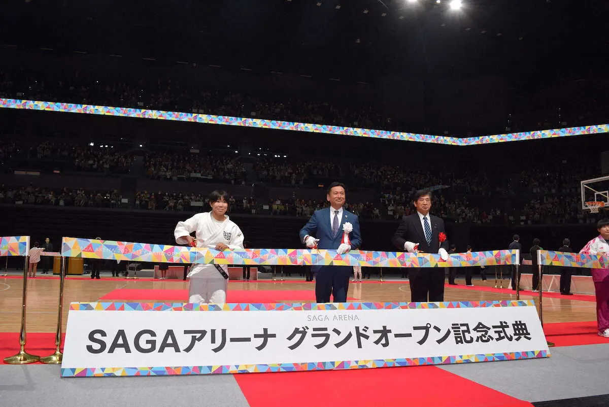 SAGAアリーナグランドオープン記念式典でテープカットを行う佐賀県・山口祥義知事（写真中央）