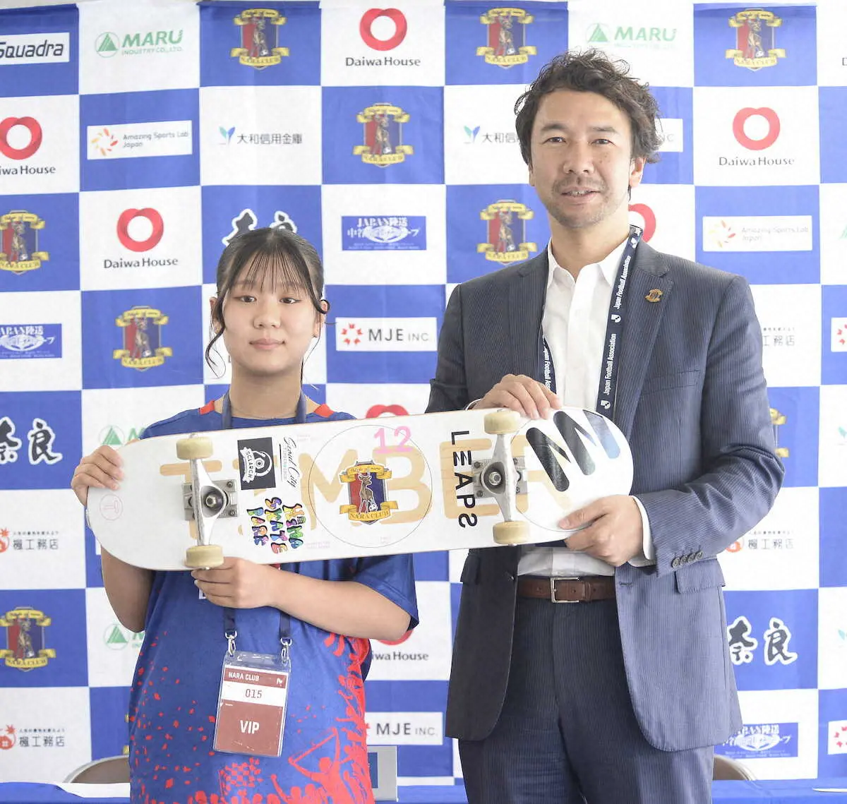 奈良クラブへの所属を発表したスケートボーダーの中島野々花（左）、浜田満社長