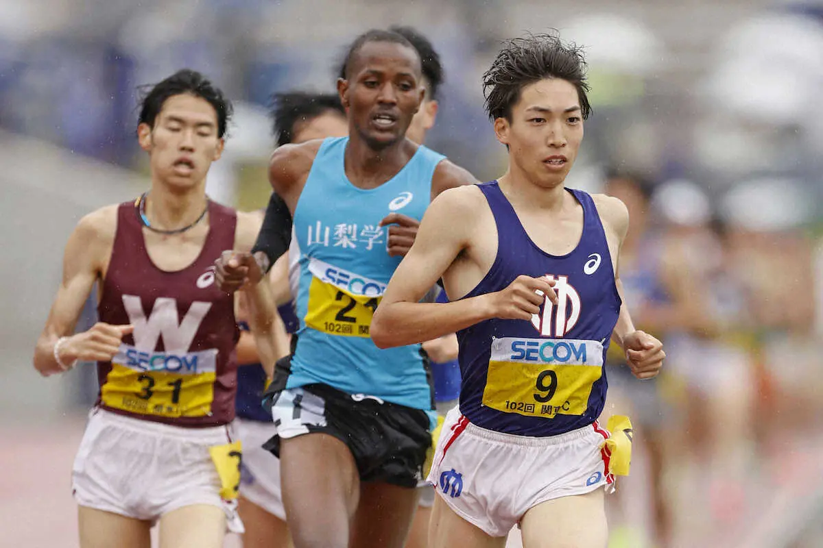 男子5000メートル、13分45秒52で2連覇した三浦龍司（9）