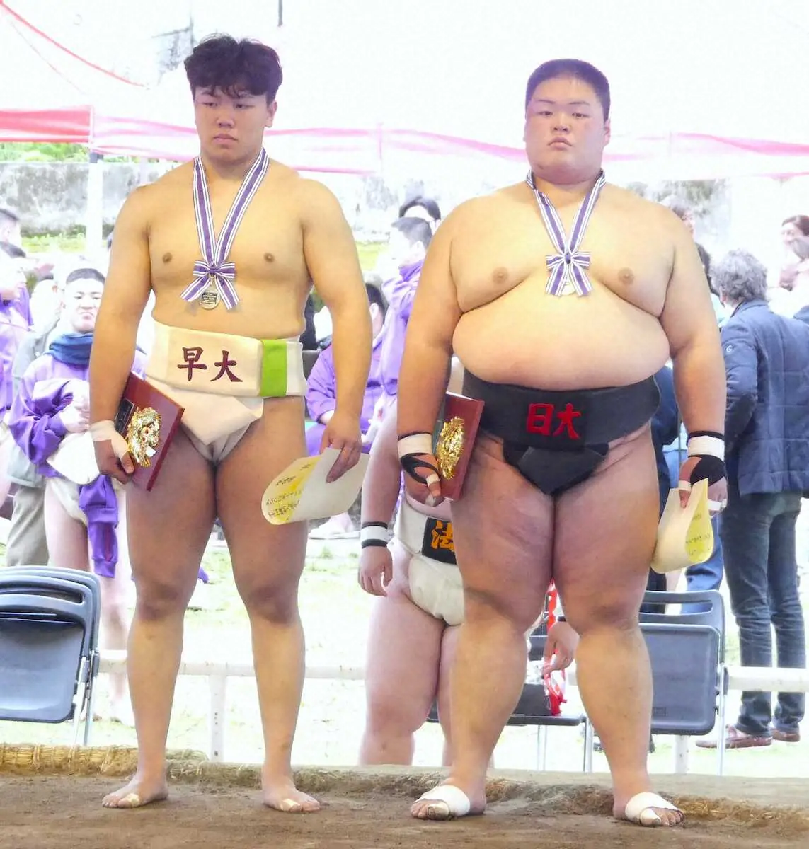 東日本学生相撲新人選手権大会で優勝した成田力道（右）と準優勝の猪原陸人（撮影・前川　晋作）