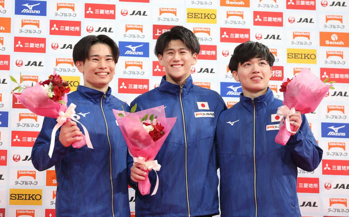 ＜NHK杯体操男子＞日本代表に選出され笑顔を見せる（左から）萱和磨、橋本大輝、三輪哲平（撮影・白鳥　佳樹）