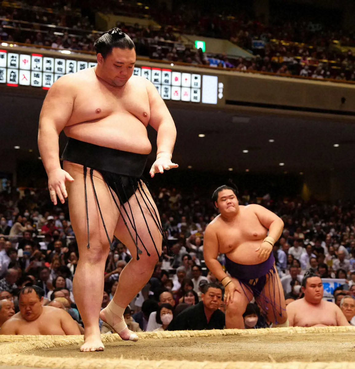 【画像・写真】明生（右）に突き落としで勝利した朝乃山（撮影・島崎忠彦）