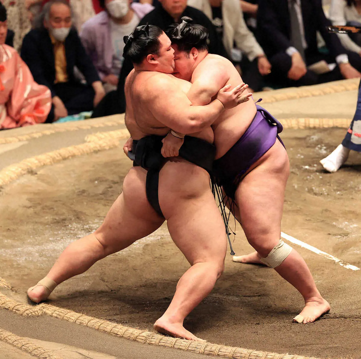 【画像・写真】明生（右）の押しに耐え突き落としで破る朝乃山（撮影・久冨木修）