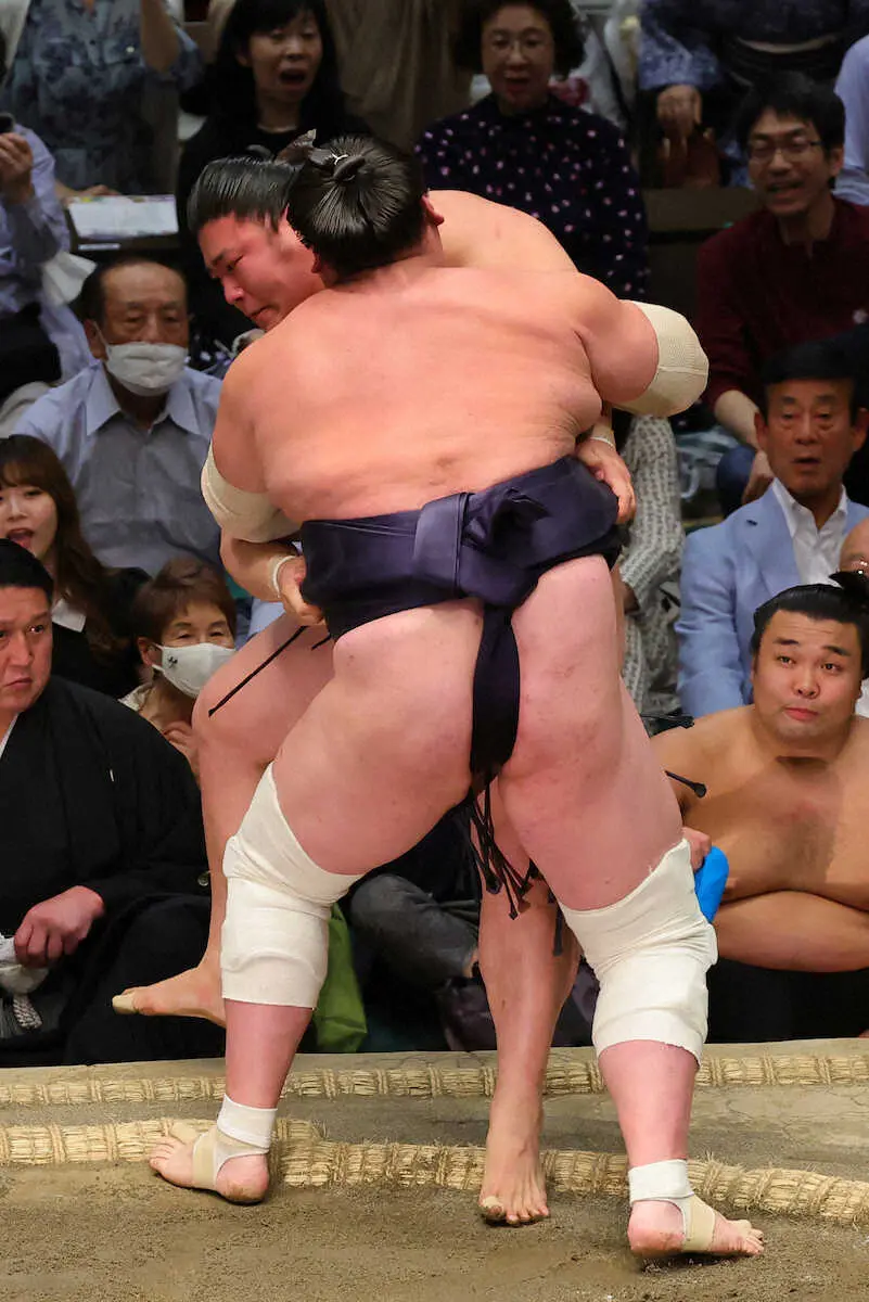 照ノ富士　12日目で単独トップ　若元春を寄り倒し「稽古場でも左で相撲を取っていた。ある程度は頭に」