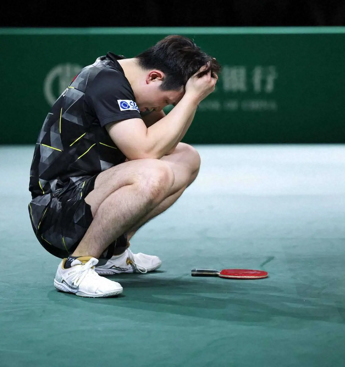 男子シングルス準々決勝で敗れ、頭を抱える張本智和