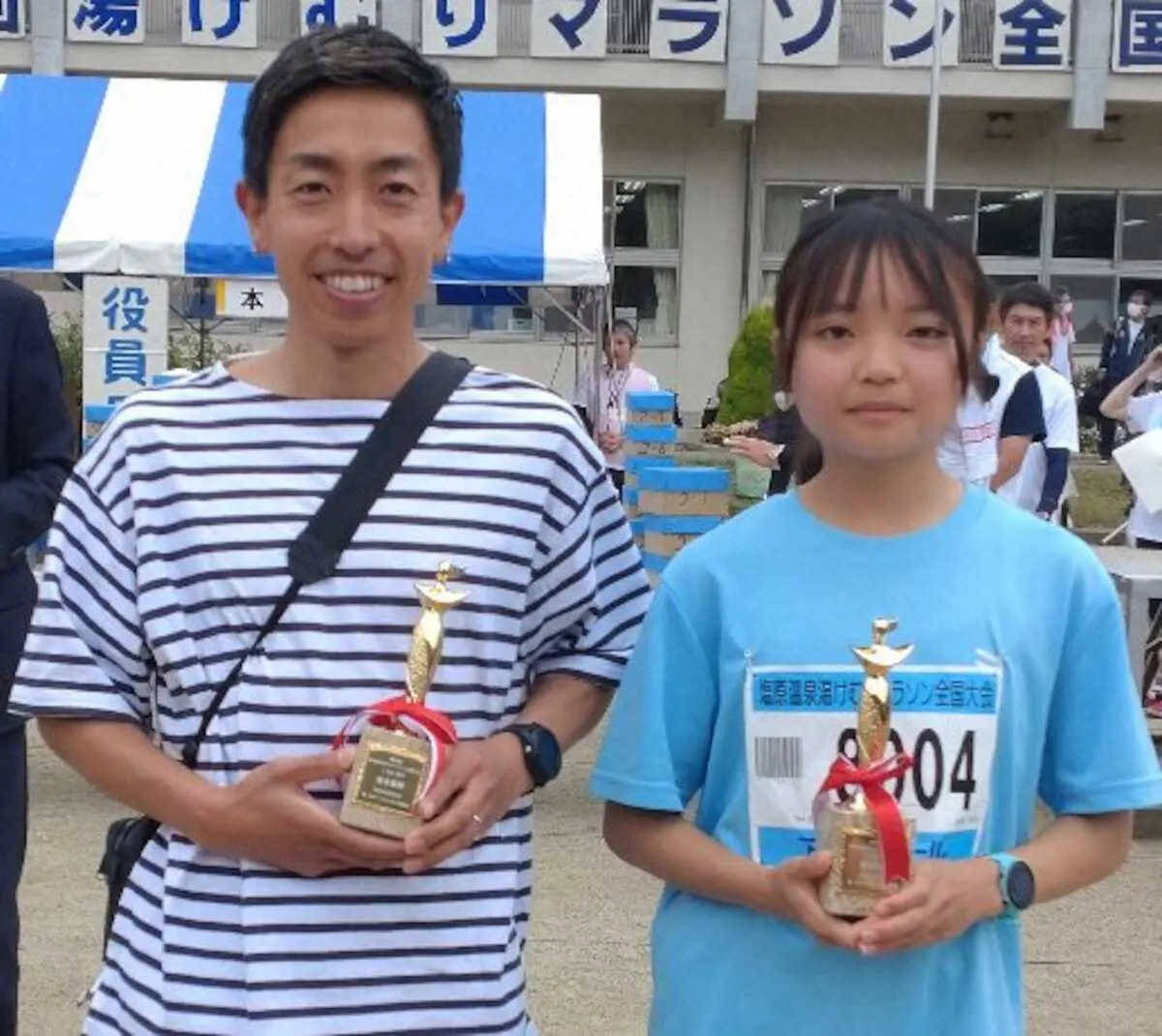 男子10キロ総合優勝の郡司（左）と女子10キロ総合優勝の鈴木