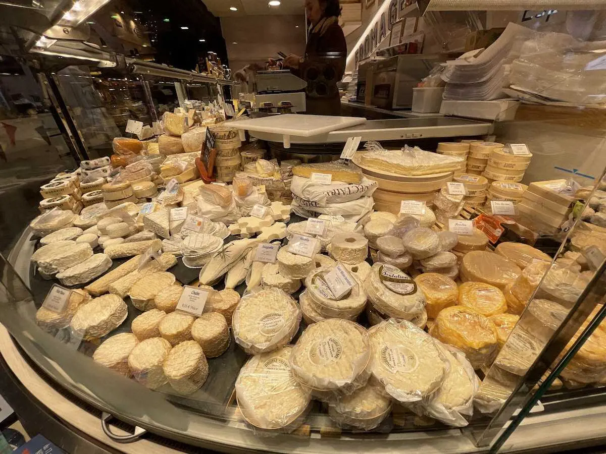 一般向けとしてはフランス最大級の屋内市場に並ぶチーズ