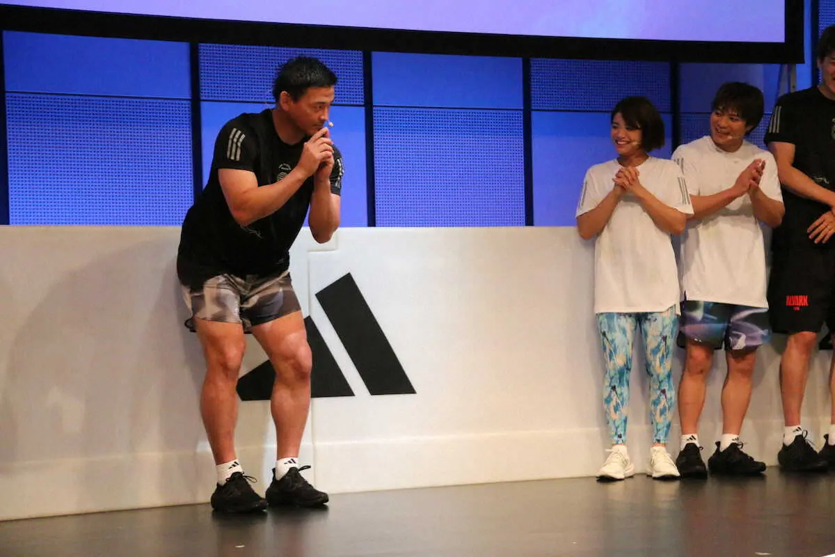 「adidas　MOVE　FOR　THE　PLANET　キックオフチャレンジ」で五郎丸ポーズを見せる五郎丸歩氏（左）と、“生ポーズ”に思わず拍手を送る阿部詩、阿部一二三