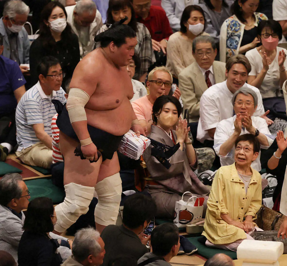 【画像・写真】大相撲夏場所千秋楽で、貴景勝を押し出しで破った照ノ富士（手前）に拍手を送る所ジョージ（中央）