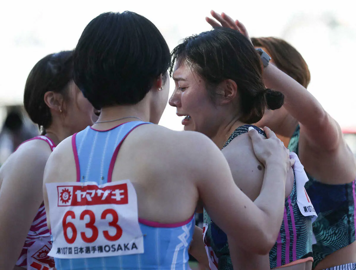 ＜陸上日本選手権＞女子100メートル障害決勝で、一度は1位と表示されるも優勝は寺田明日香と再度表示され、号泣する福部（右から2人目）（撮影・平嶋　理子）