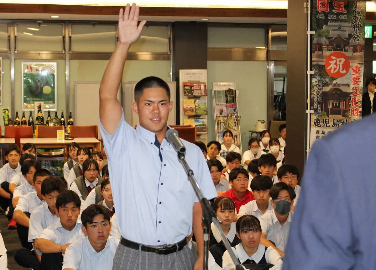 6日から開催される九州高校・中学ゴルフを前に開会式で選手宣誓をする樟南高の米主将