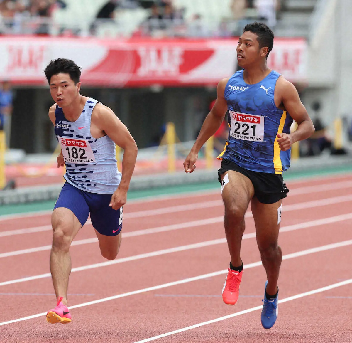 ＜陸上日本選手権＞男子100メートル準決勝、決勝に駒を進めた小池（左）とサニブラウン（撮影・平嶋　理子）