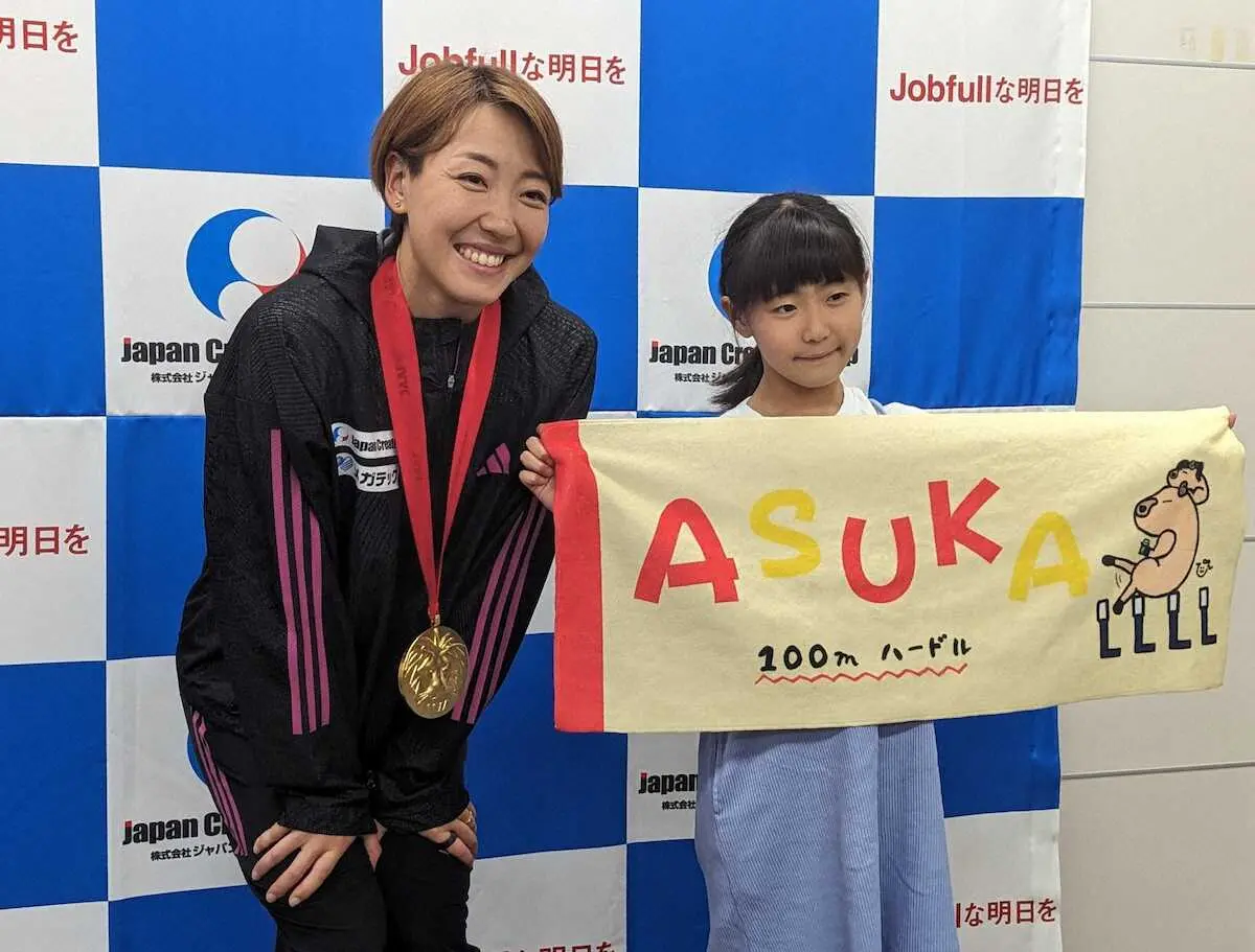 所属先のジャパンクリエイトを訪れた女子100m障害の寺田明日香（左）と長女・果緒さん