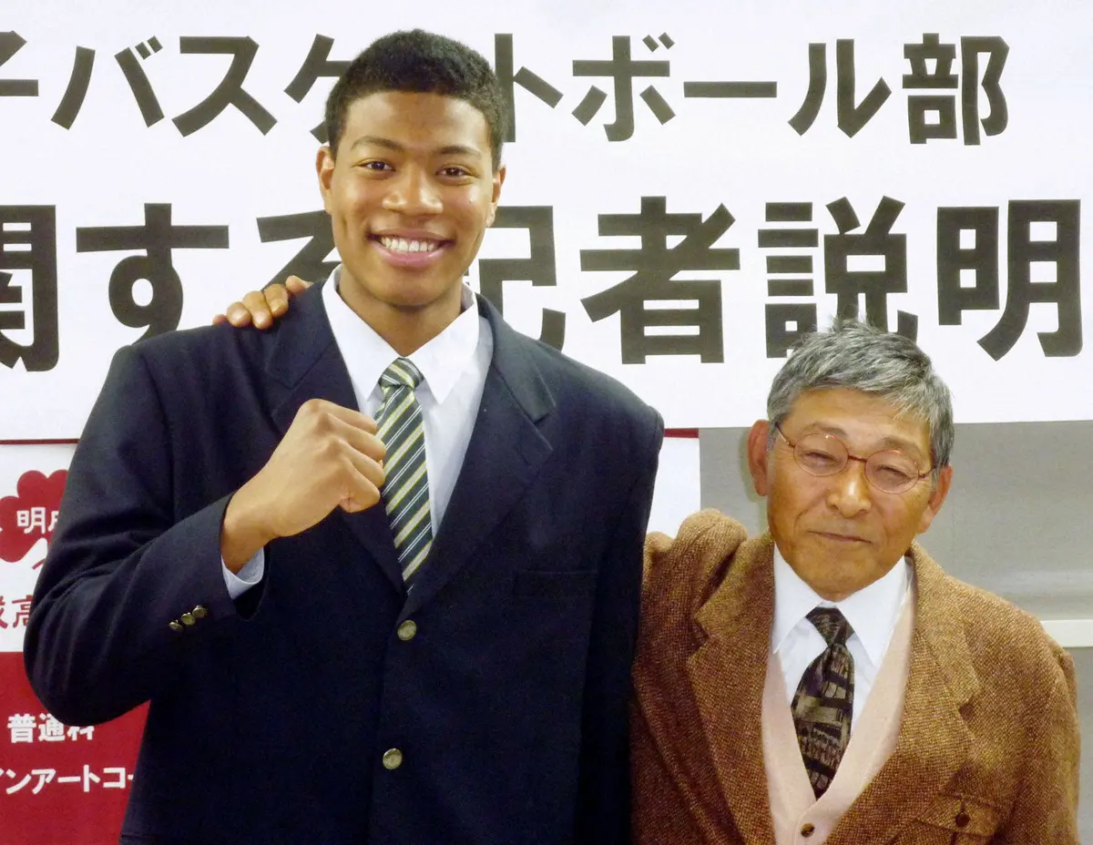 2015年、米ゴンザガ大受験を表明し笑顔を見せる八村塁（左）と佐藤久夫監督