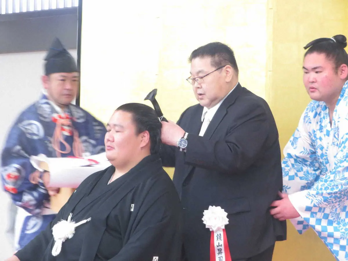 元幕内・鏡桜　断髪式で270人がはさみ　「これからは日本を拠点に活動して相撲界にも恩返しを」