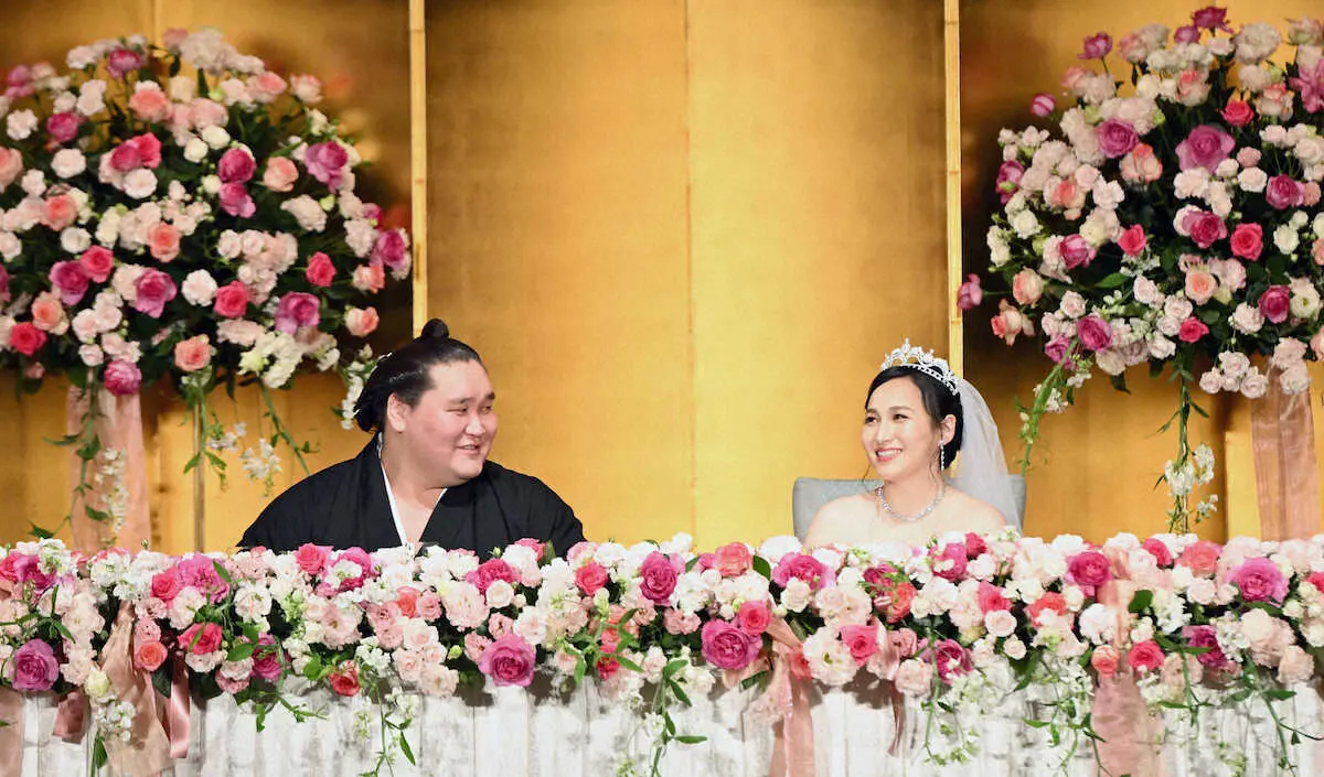 笑顔で見つめ合う横綱照ノ富士関（左）とツェグメド・ドルジハンド夫人