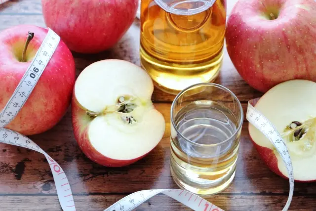【リンゴ酢ダイエット】は本当に痩せる？「どれがいい」「飲むタイミング」などの疑問を医師が解説