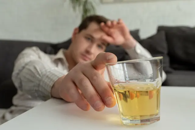 お酒を飲むと筋トレ効果は落ちるのか。アルコールが筋肉に及ぼす悪影響とは