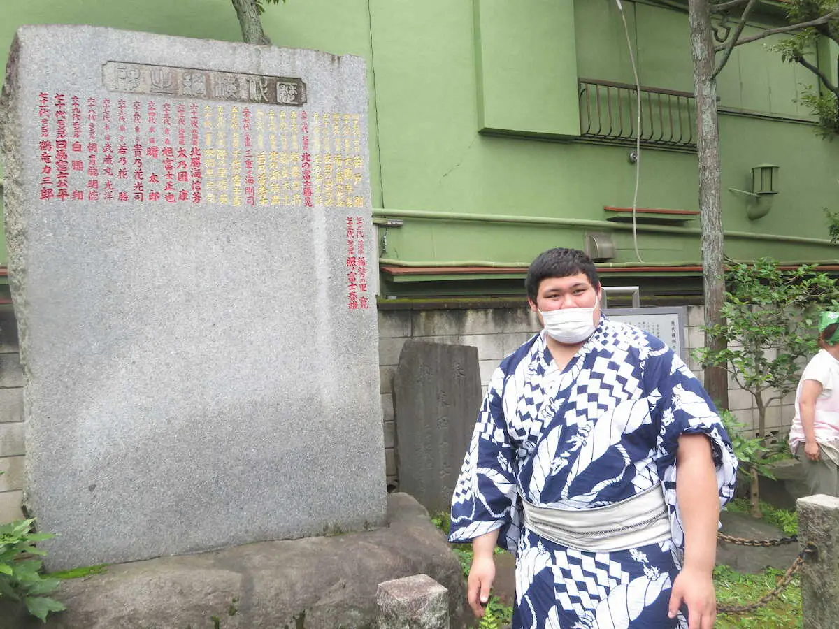 野見宿禰神社の歴代横綱の石碑の前で清掃活動を行う幕下・大の里