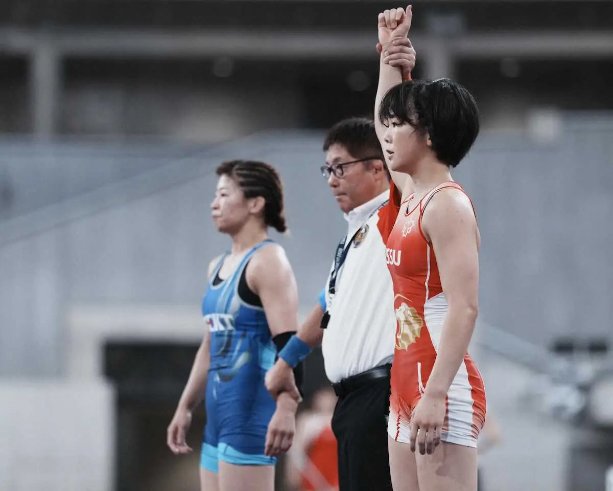 女子53キロ級準々決勝。志土地（左）に勝利した藤波（撮影・河野光希）