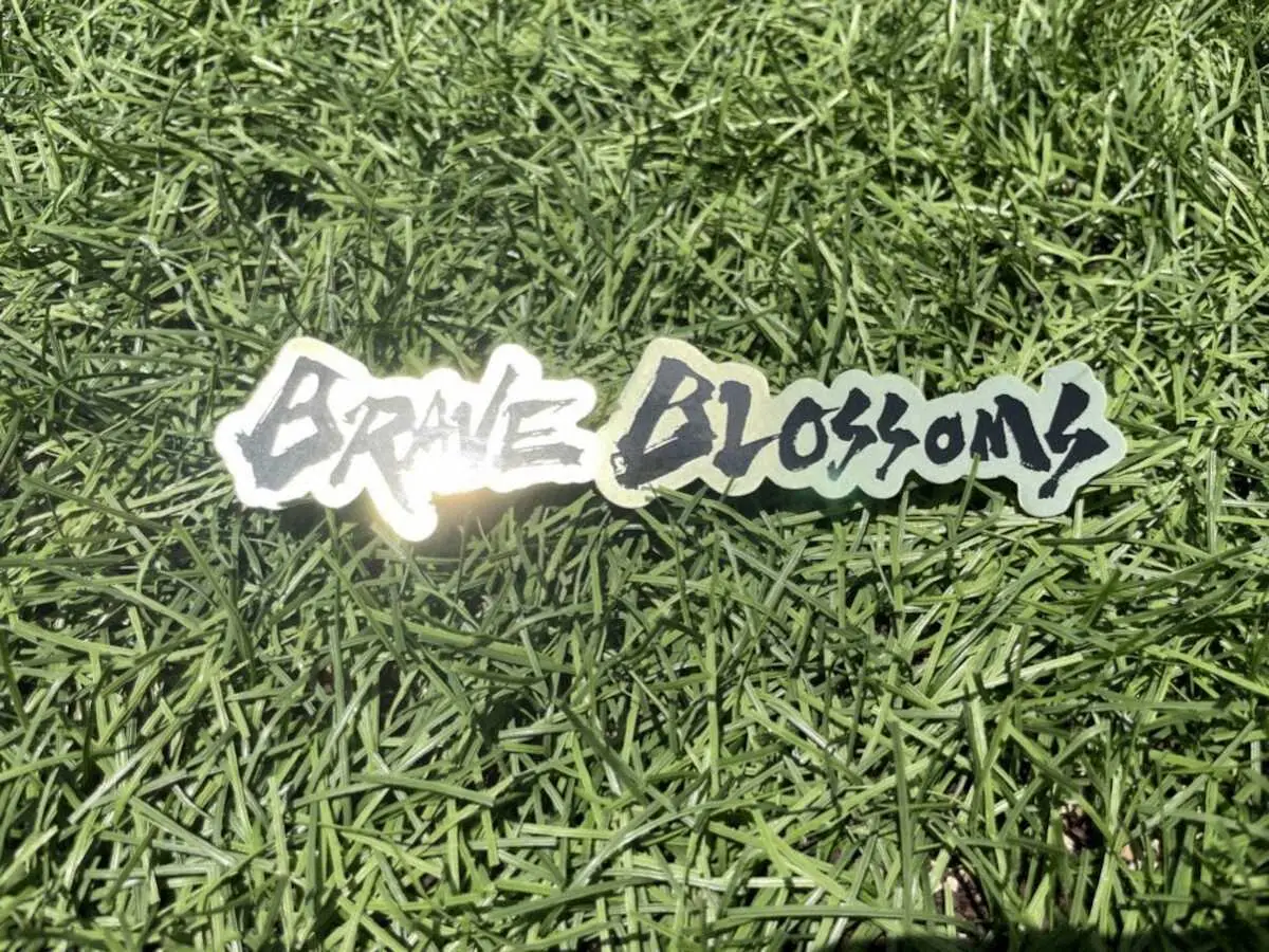 ファンに配布されたラグビー日本代表の“BRAVE　BLOSSOMS”ステッカー