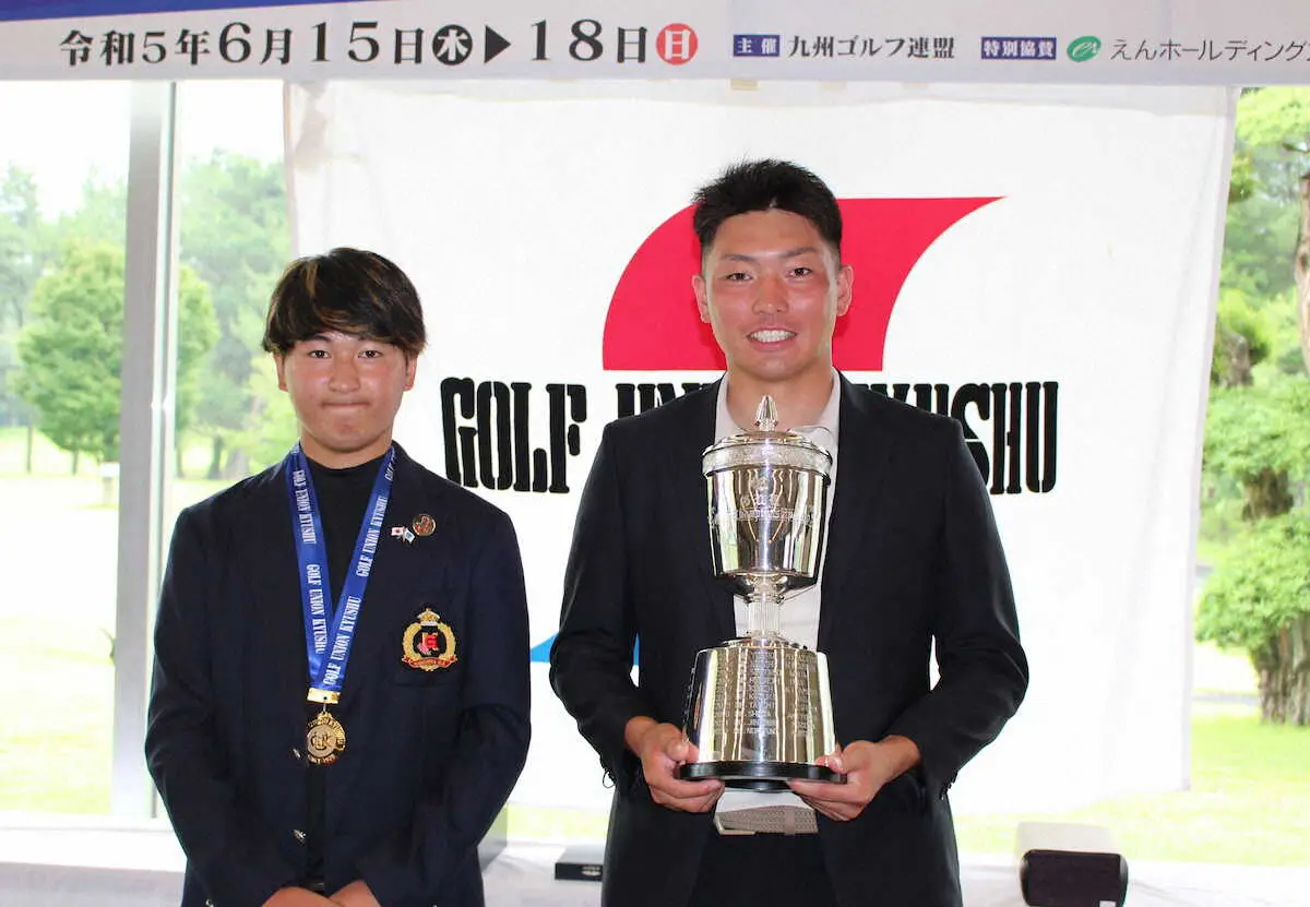 プロ2戦目で初優勝を決めた小村はカップを手に笑顔、左はベストアマの有薗
