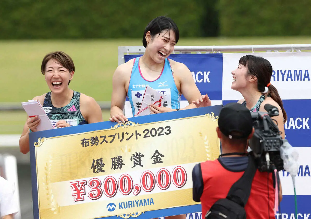 女子100m障害決勝、表彰台で笑顔を見せる（左から）寺田明日香、青木益未、福部真子（撮影・平嶋　理子）