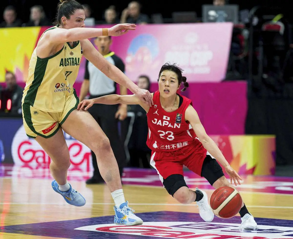 バスケットボール女子のアジア・カップのオーストラリア戦で攻め込む山本（右）＝シドニー（ゲッティ＝共同）