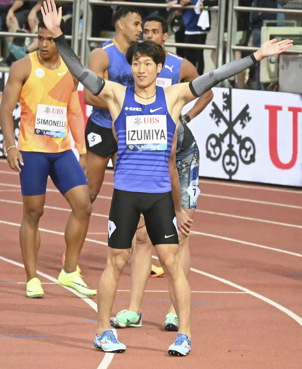 男子110メートル障害を制し、手を振る泉谷駿介