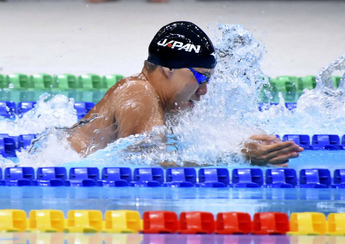 早慶対抗水上大会の男子100メートル平泳ぎに出場した渡辺一平＝東京アクアティクスセンター