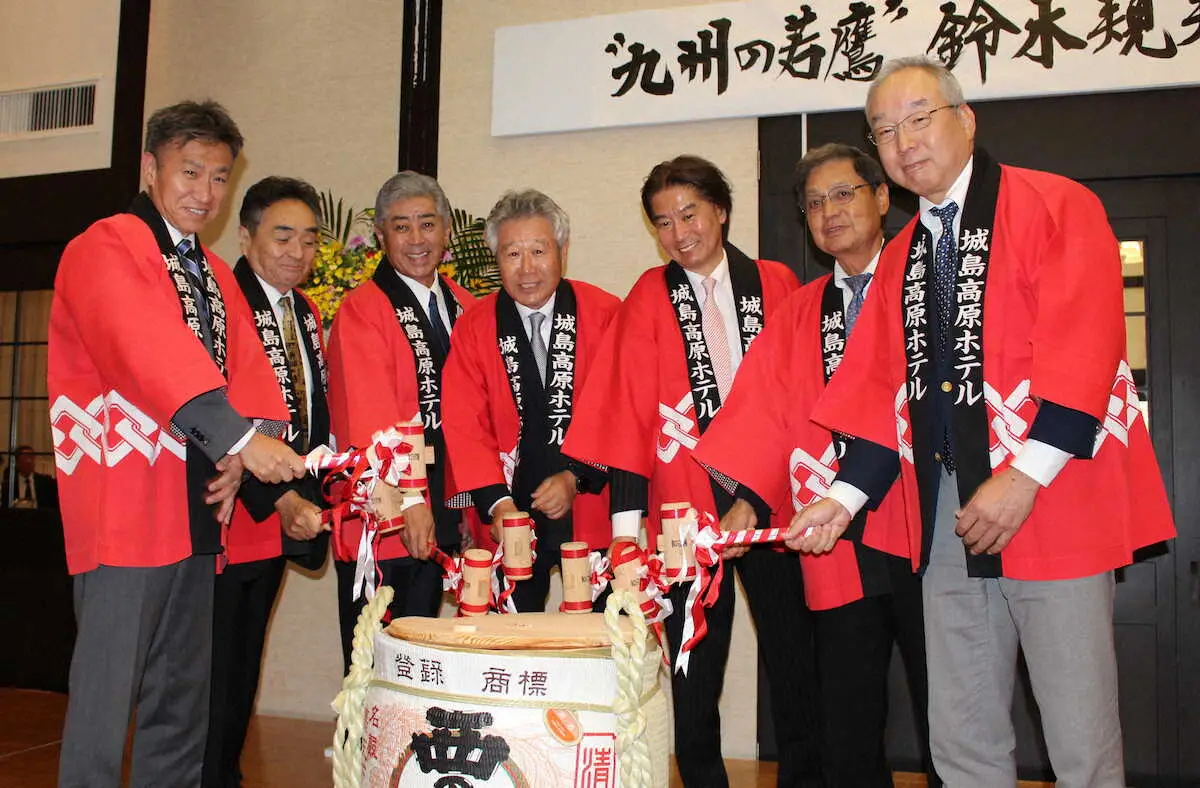 プロ生活50周年を祝って元防衛大臣の岩屋毅、衆議院議員（左から3人目）らとともに鏡開きをする鈴木（中央）