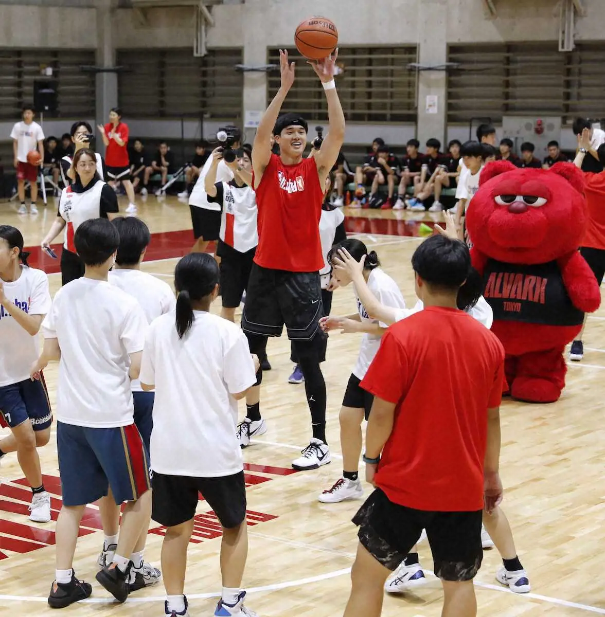 バスケットボール教室にゲスト参加したNBAサンズの渡辺雄太（中央）