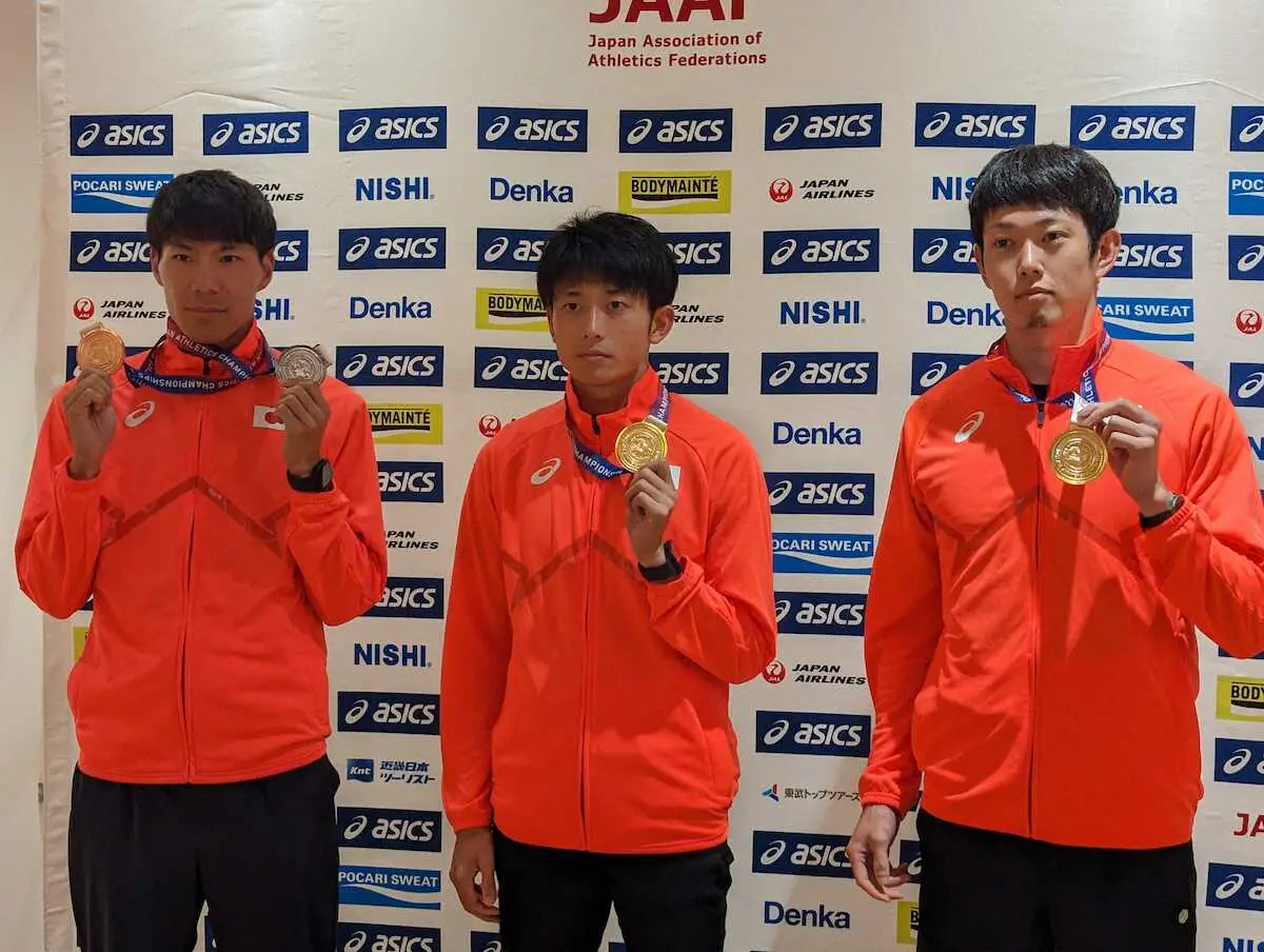 アジア選手権から帰国した場所（左から）佐藤風雅、佐藤拳太郎、高山峻野