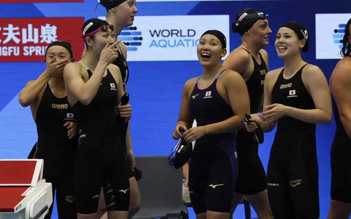 ＜世界水泳　第10日目　女子400メートルリレー予選＞ビジョンを確認し、驚いた表情を見せる池江（左から2人目）ら（撮影・平嶋　理子）