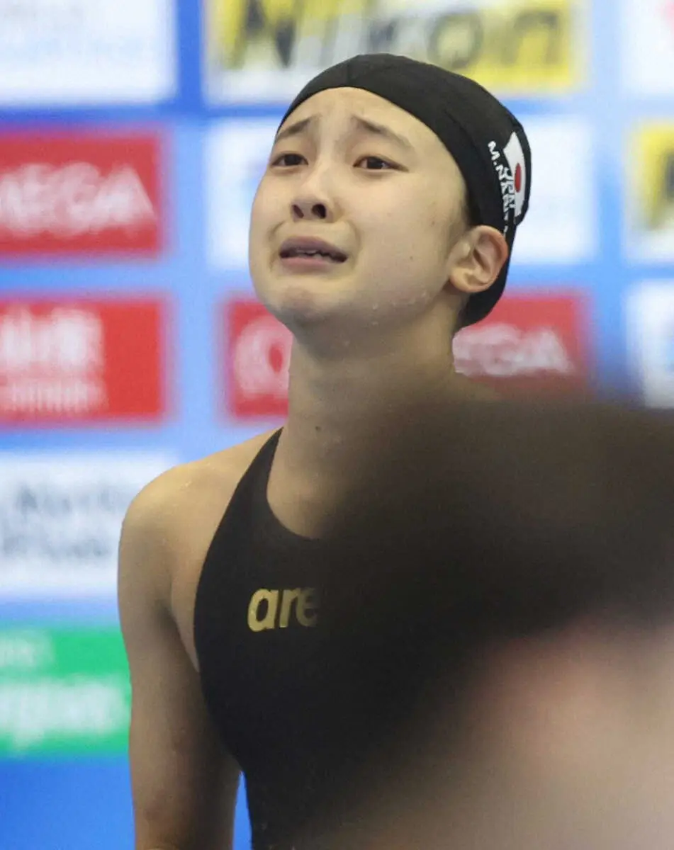 ＜世界水泳　第10日目　女子200メートル個人メドレー＞準決勝で敗退し、涙を流す成田（撮影・平嶋　理子）
