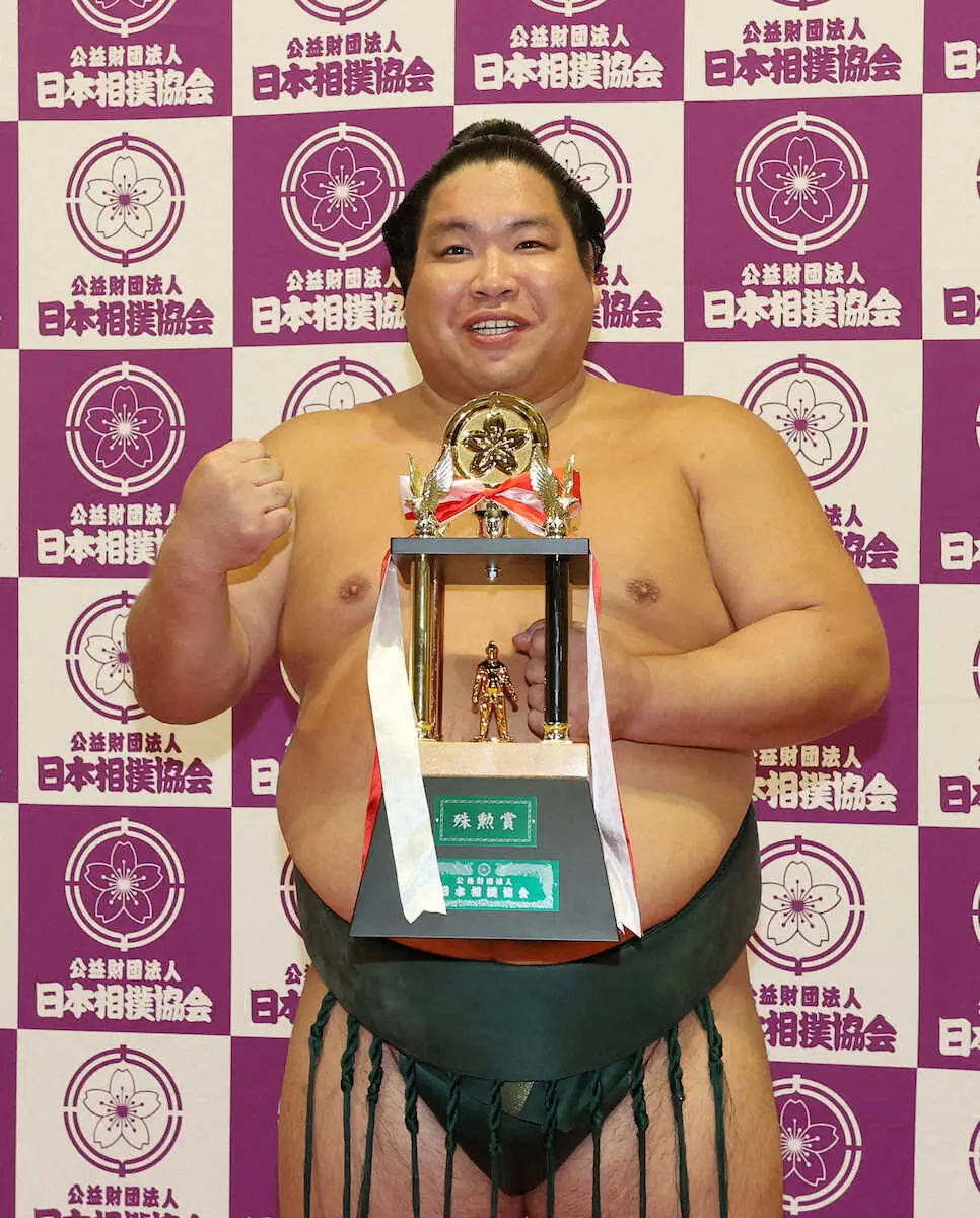 大相撲名古屋場所で殊勲賞を受賞し、笑顔を見せる錦木
