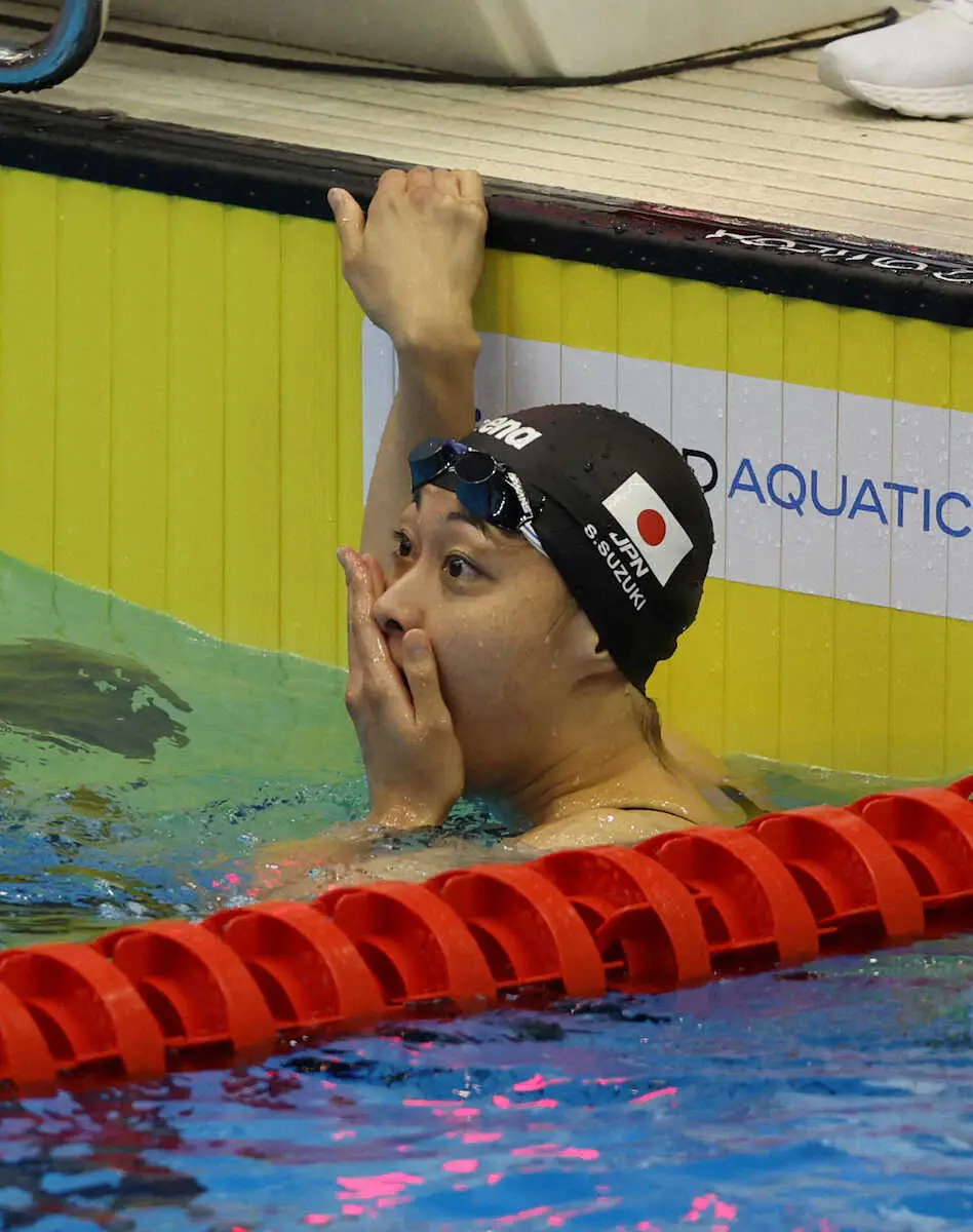 ＜世界水泳　競泳2日目　女子100メートル平泳ぎ　予選＞4組1着でゴールし、驚いた表情を見せる鈴木（撮影・平嶋　理子）