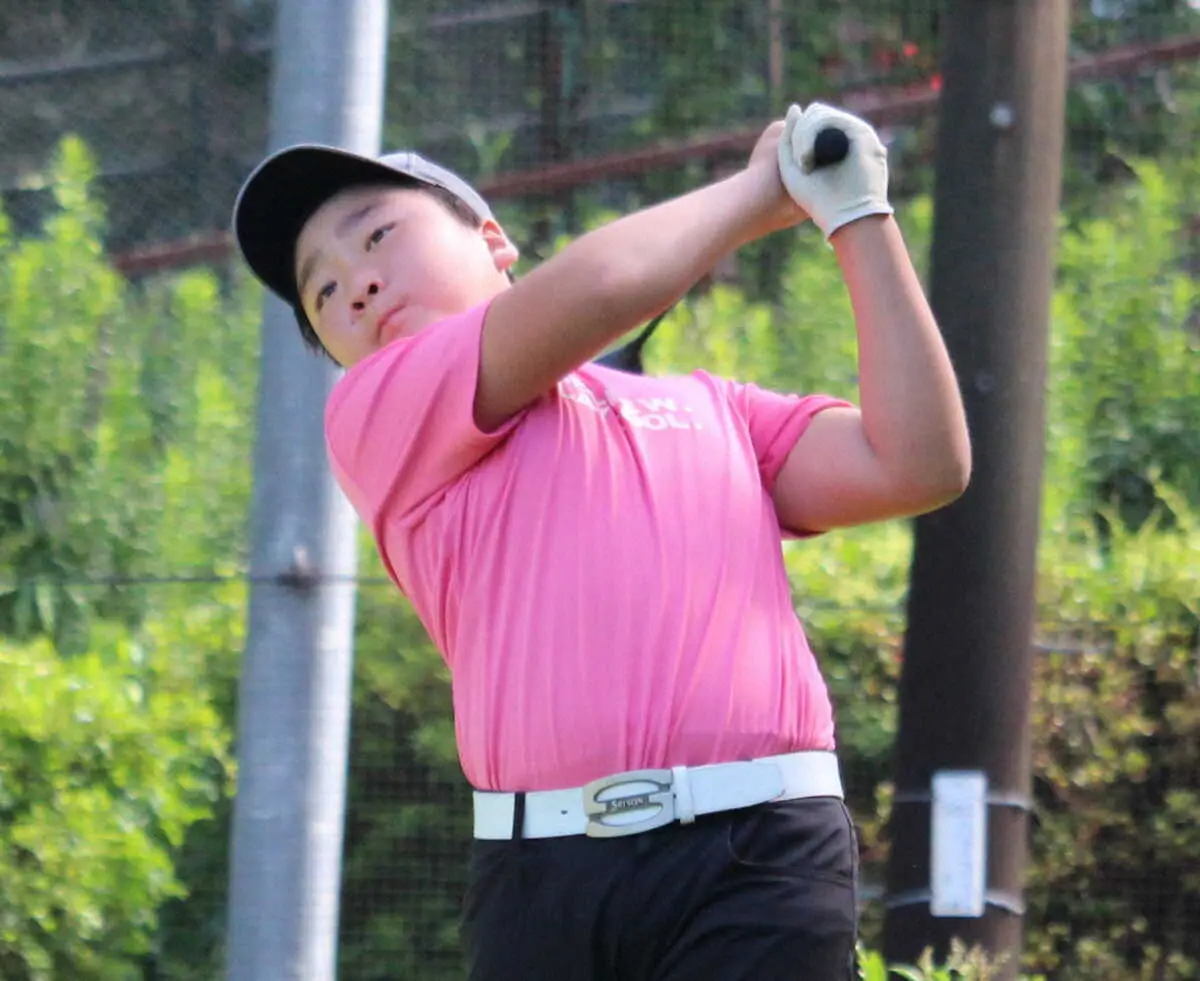 九州小学生ゴルフは雷雨のために競技が順延され、ホールアウトできた選手では70で林田聖也が男子の首位となった