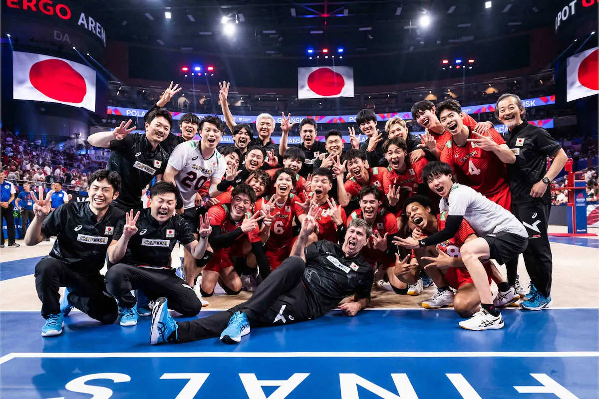 ＜日本・イタリア＞3位となり喜ぶ日本代表チーム（C）FIVB