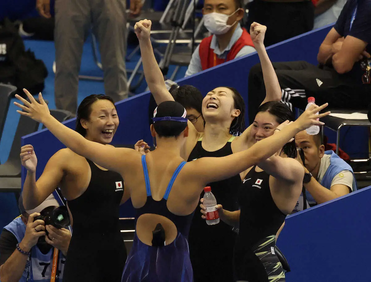 女子400メートルメドレーリレーで決勝進出を決め、ガッツポーズで歓喜する池江（右から2人目）（撮影・平嶋　理子）