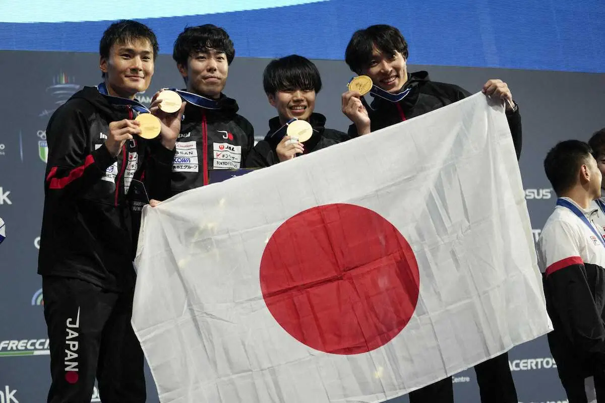 男子フルーレ団体で金メダルを獲得し、国旗を掲げる（左から）松山、敷根、飯村、鈴村（AP）