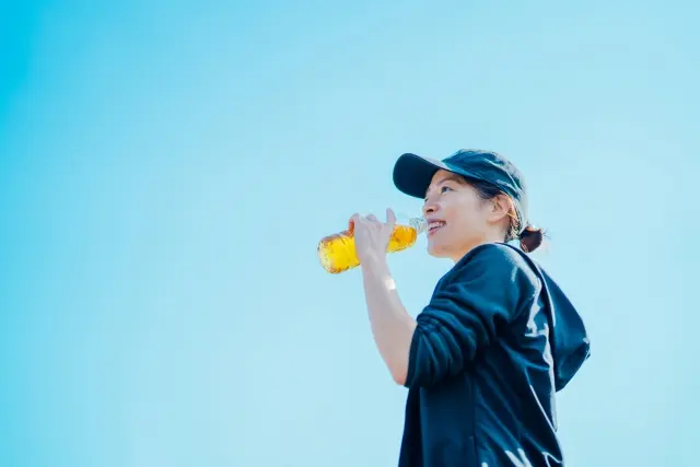 【画像・写真】運動時の水分補給に「お茶」はOK？ ランニングや筋トレにおすすめの飲み物