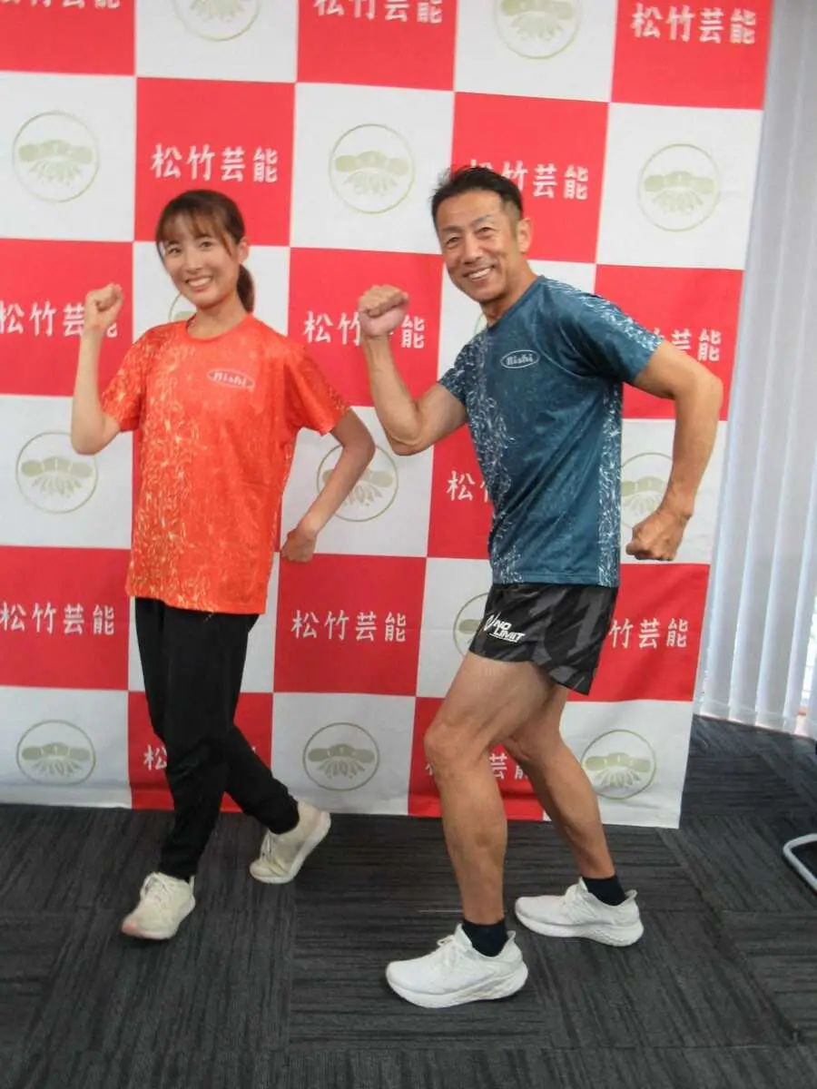 7月20日に松竹芸能所属を発表した陸上の北川星瑠（左）と立会人の森脇健児