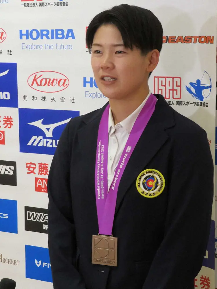 アーチェリー世界選手権の女子リカーブ個人で銅メダルを獲得し、羽田空港に帰国した野田紗月